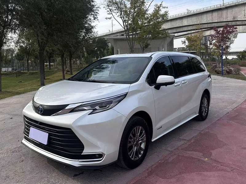Toyota Sienna — фото 1