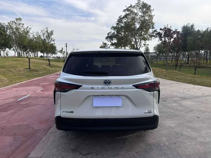 Toyota Sienna — фото 11