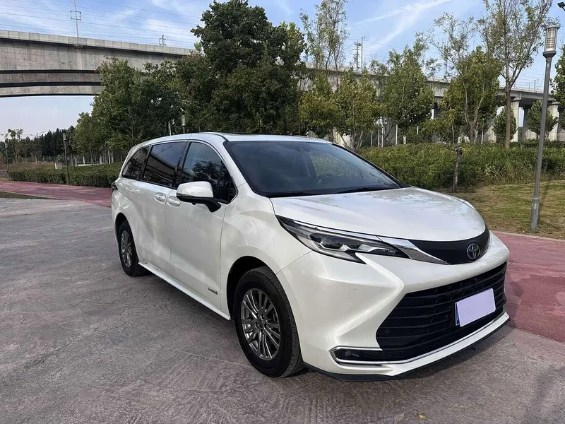 Toyota Sienna — фото 2