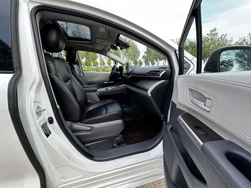Toyota Sienna — фото 8