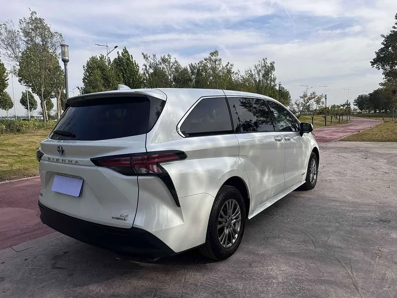 Toyota Sienna — фото 10