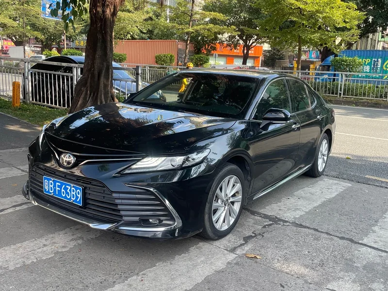 Toyota Camry — фото 1
