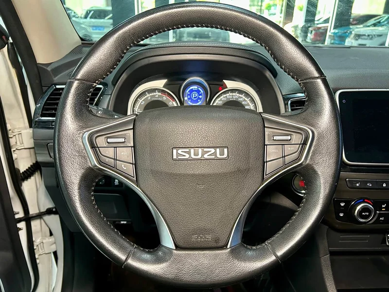 Isuzu D-MAX — фото 12