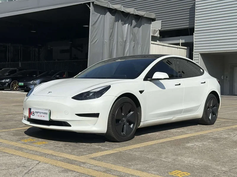 Tesla Model 3 — фото 1