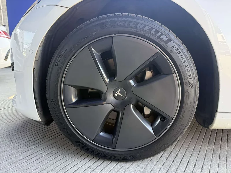 Tesla Model 3 — фото 14