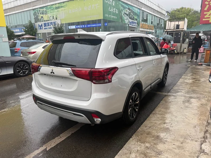 Mitsubishi Outlander — фото 10