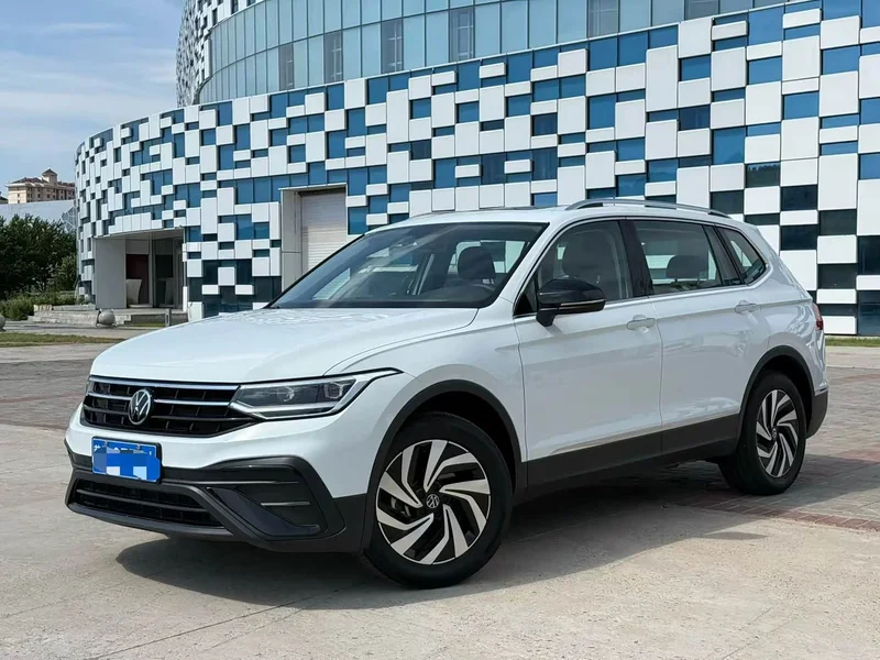 Volkswagen Tiguan L — фото 1