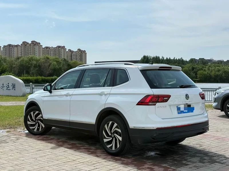 Volkswagen Tiguan L — фото 7