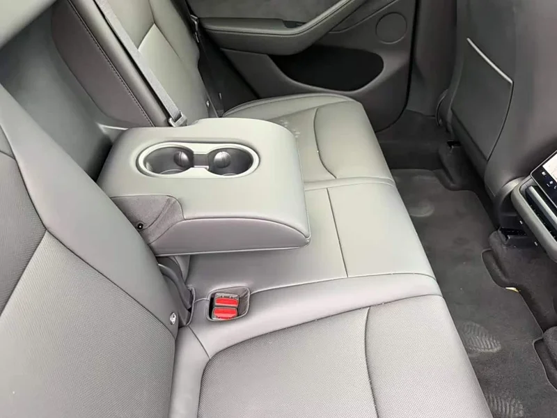 Tesla Model Y — фото 11