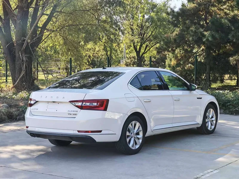 Skoda Superb — фото 5
