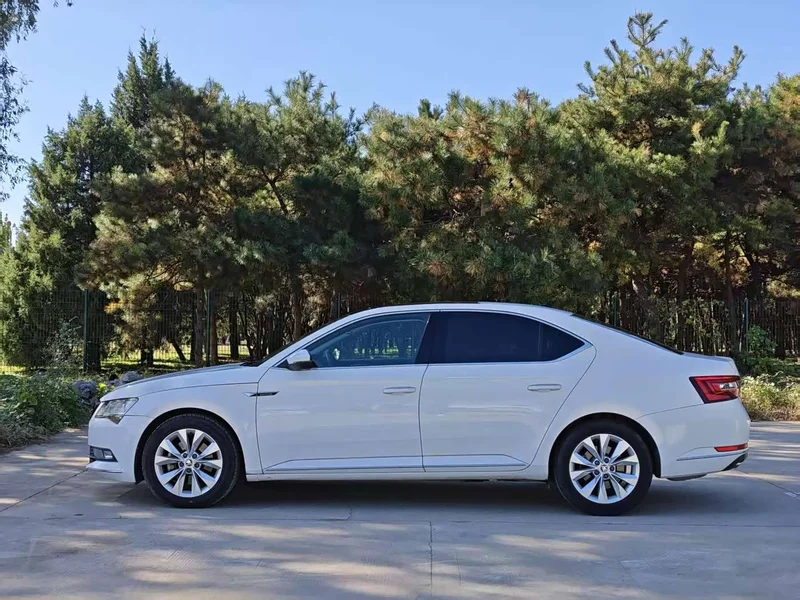 Skoda Superb — фото 8