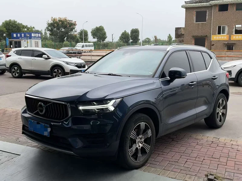 Volvo XC40 — фото 1