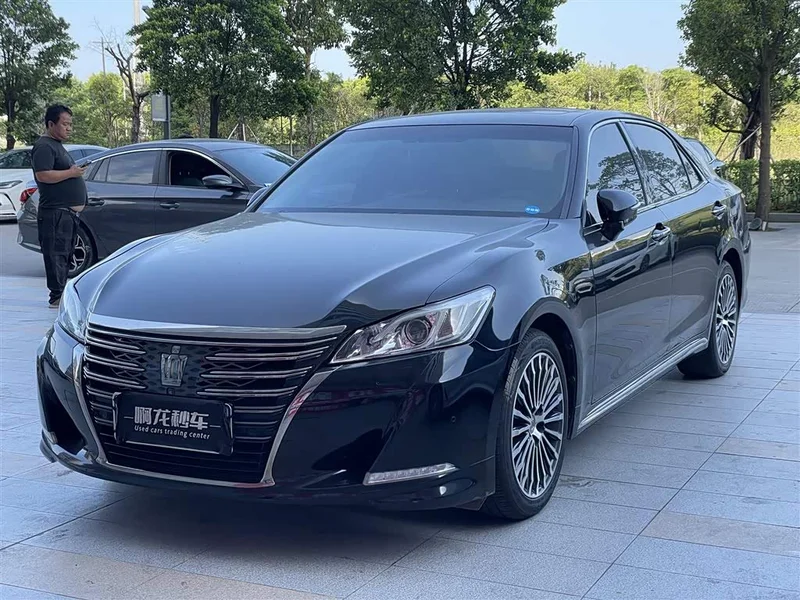 Toyota Crown — фото 1