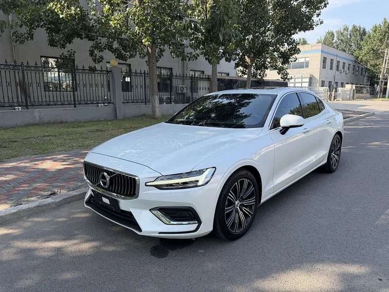 Volvo S60 — фото 1