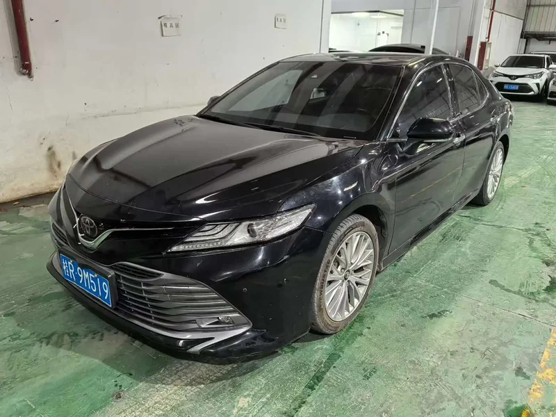 Toyota Camry — фото 1