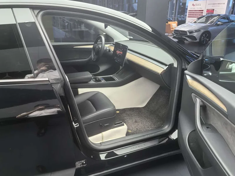 Tesla Model Y — фото 12