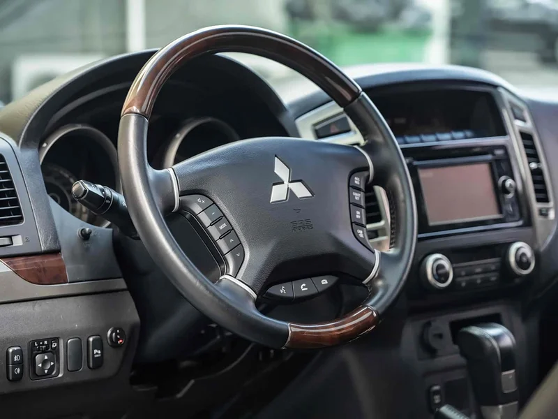 Mitsubishi Pajero (Imported) — фото 11