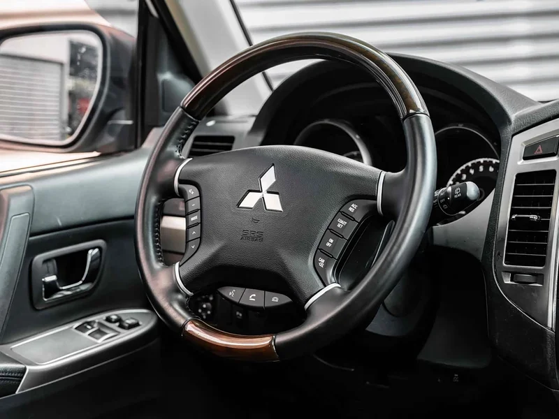 Mitsubishi Pajero (Imported) — фото 12