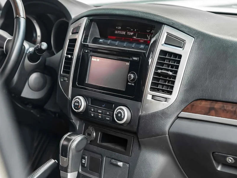 Mitsubishi Pajero (Imported) — фото 14