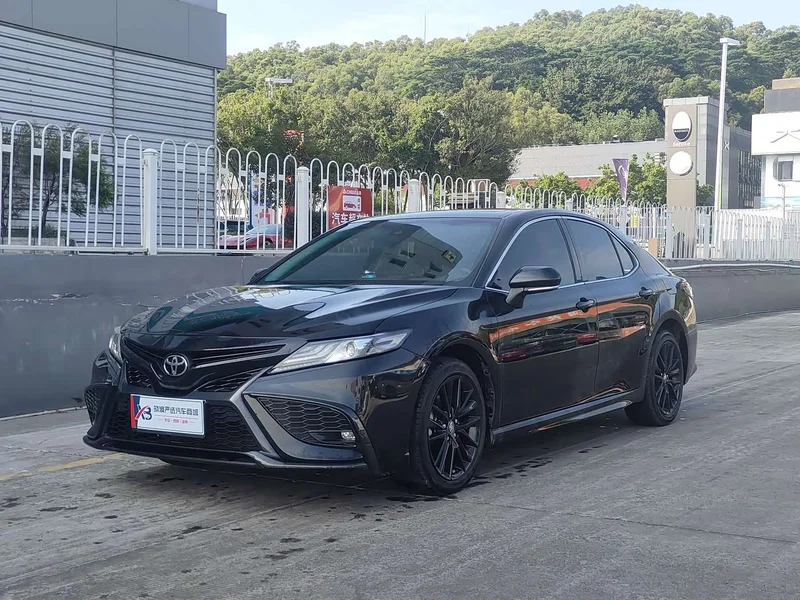 Toyota Camry — фото 1