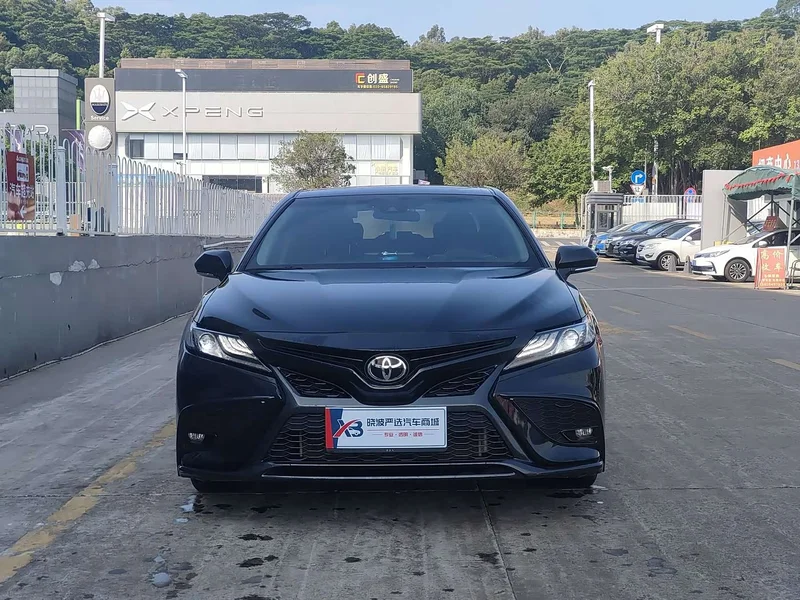 Toyota Camry — фото 2