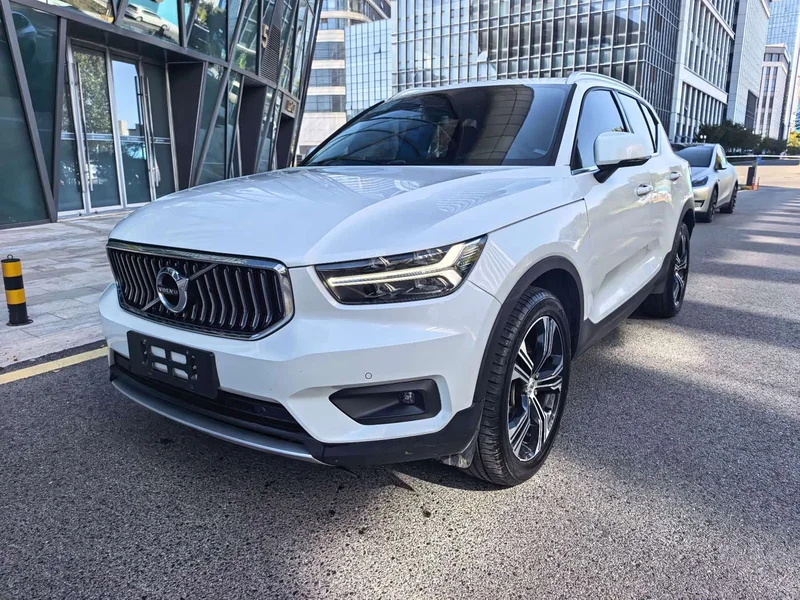Volvo XC40 — фото 1