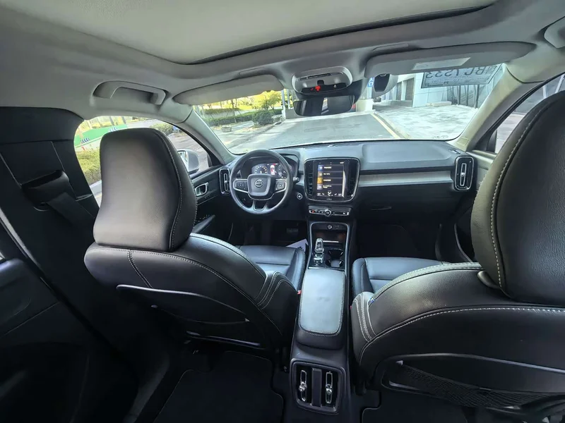 Volvo XC40 — фото 12