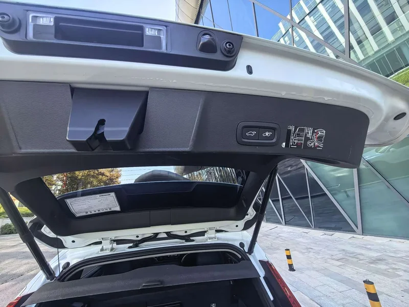 Volvo XC40 — фото 14