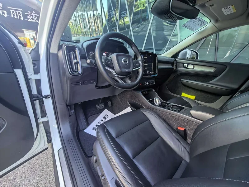 Volvo XC40 — фото 15