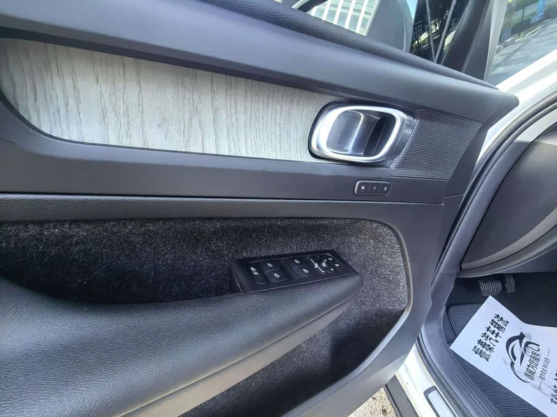 Volvo XC40 — фото 16