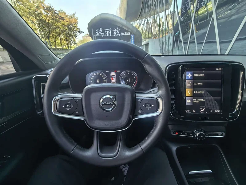 Volvo XC40 — фото 17
