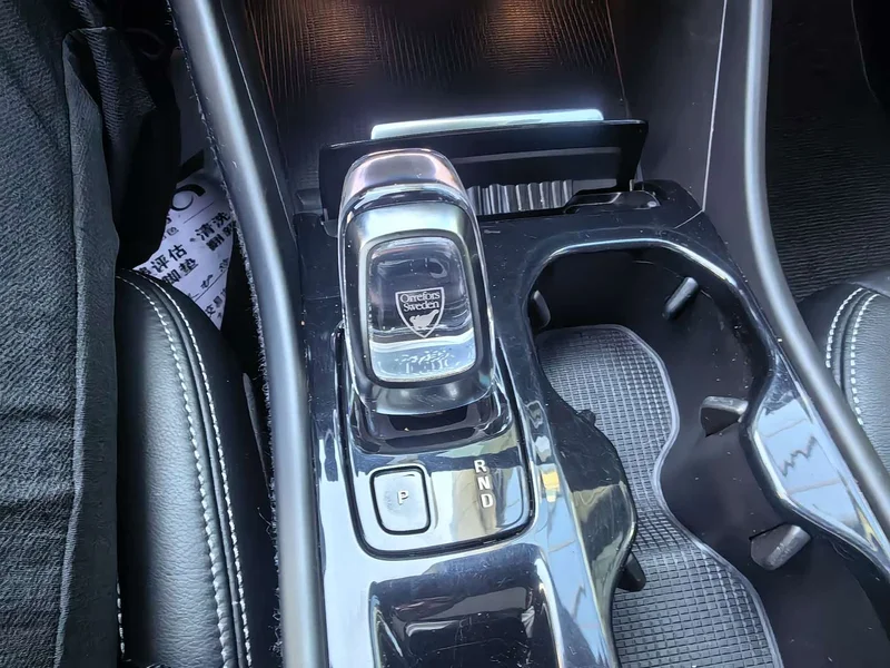 Volvo XC40 — фото 18