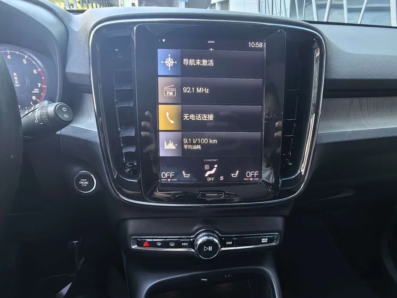 Volvo XC40 — фото 19