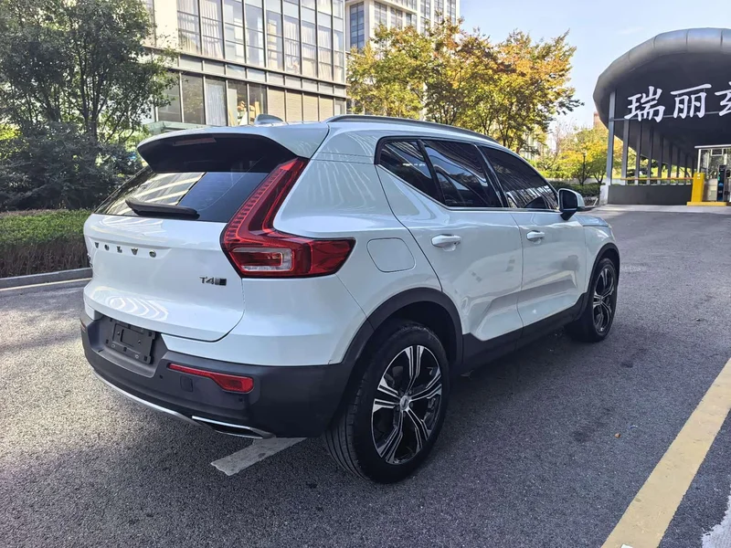 Volvo XC40 — фото 7