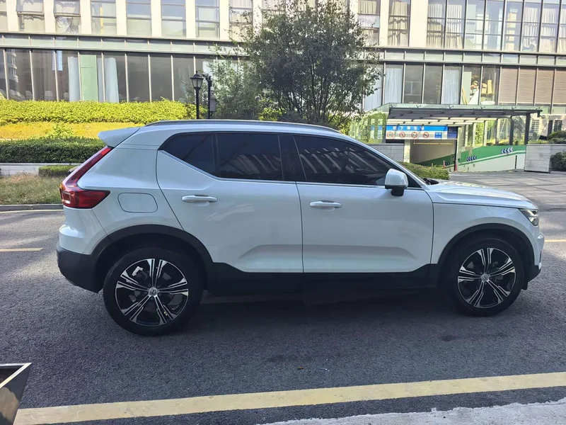 Volvo XC40 — фото 8