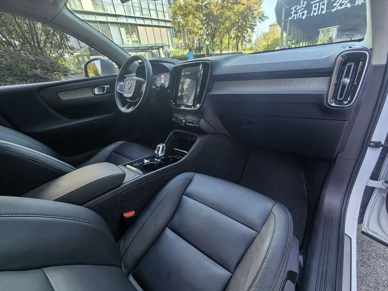 Volvo XC40 — фото 10