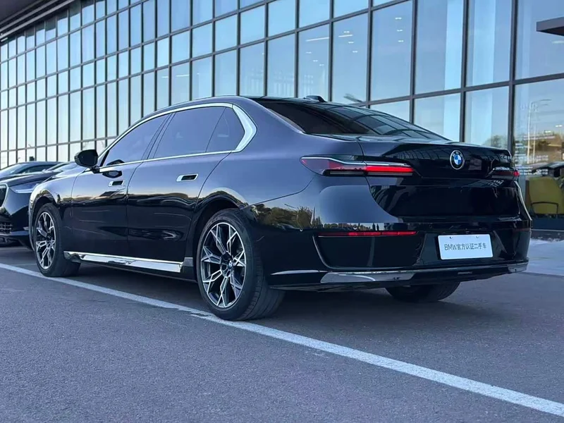 BMW 7-Series — фото 15