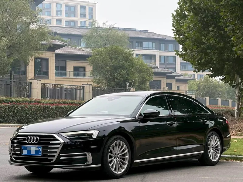 Audi A8 — фото 1
