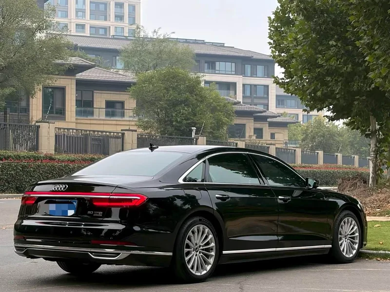 Audi A8 — фото 6