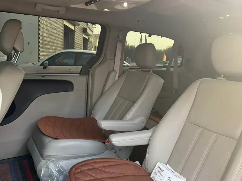 Jeep Grand Voyager (Imported) — фото 8