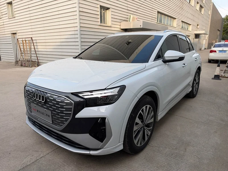 Audi Q4 e-tron — фото 1