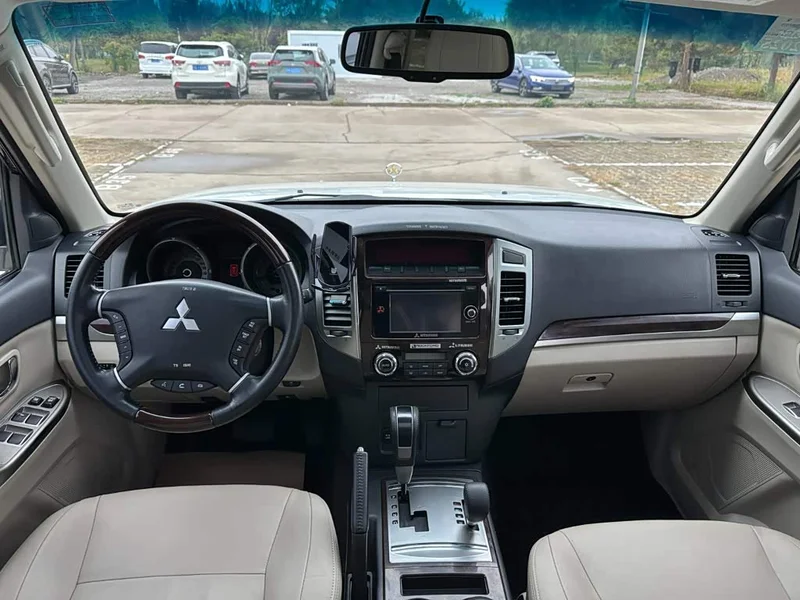 Mitsubishi Pajero (Imported) — фото 11