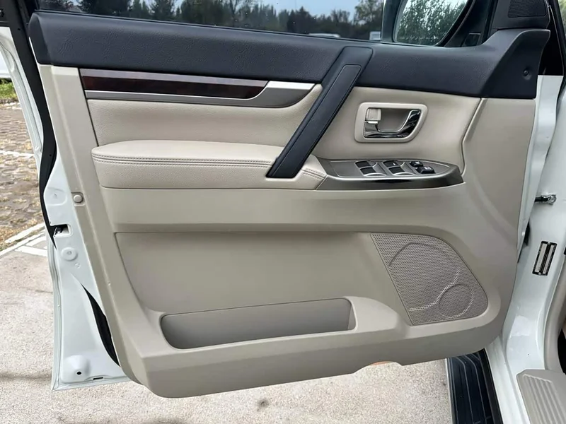 Mitsubishi Pajero (Imported) — фото 14