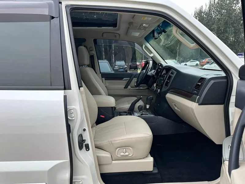 Mitsubishi Pajero (Imported) — фото 17