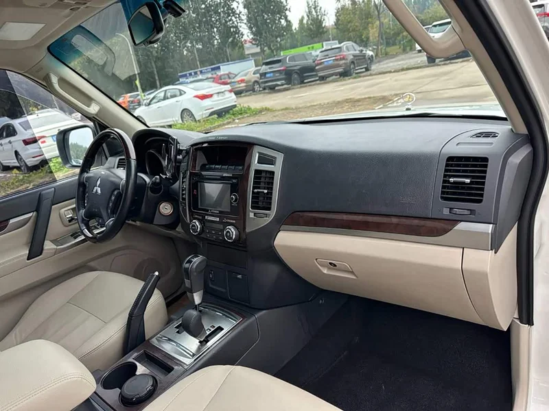 Mitsubishi Pajero (Imported) — фото 18