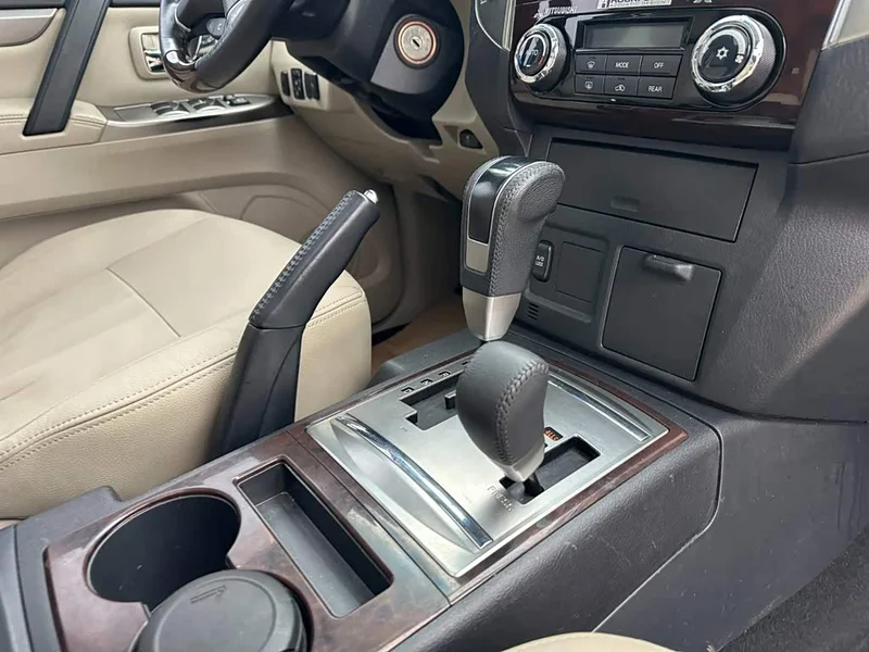 Mitsubishi Pajero (Imported) — фото 19
