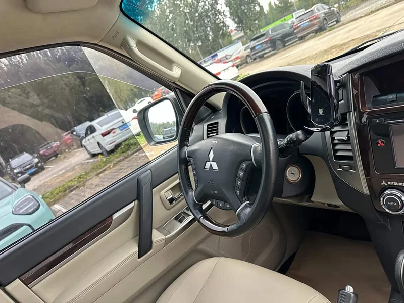 Mitsubishi Pajero (Imported) — фото 20
