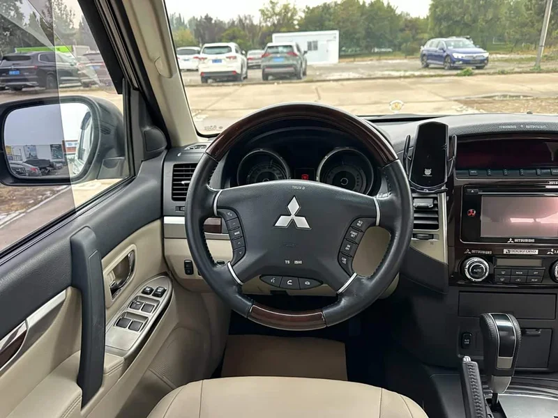 Mitsubishi Pajero (Imported) — фото 22