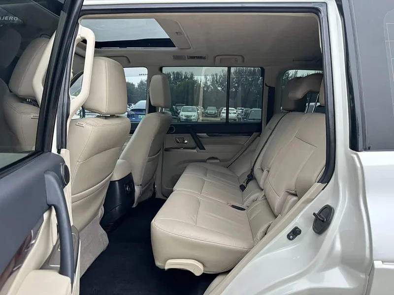 Mitsubishi Pajero (Imported) — фото 10