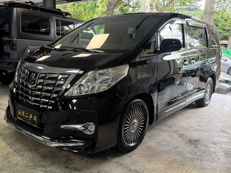 Toyota Alphard — фото 1